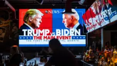 Pantallas con el debate en un bar de Estados Unidos
