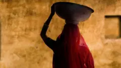 மனைவியை 1.8 லட்சம் ரூபாய்க்கு விற்ற 17 வயது சிறுவன் கைது