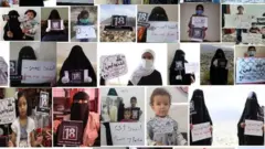 صورة لأمهات وأطفال يحملون لافتات يطالبون فيها بإعادة أقاربهم المخطوفين إليهم