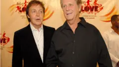 Пол Маккартни и Брайан Уилсон на премьер спектакля Cirque dy Soleil "Love" на музыку "Битлз". Лас-Вегас, 30 июня 2006 г.