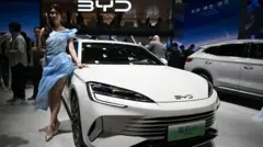 Električni avtomobil BYD Seal DM-i je na ogled na avtomobilskem salonu v Pekingu 25. aprila 2024.