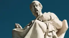 Estatua de Platón en Atenas