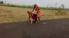बुज़ुर्ग महिला