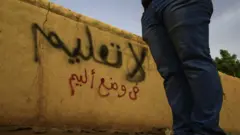 سور كتب عليه "لا تعليم في وضع أليم"