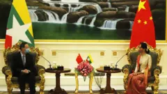 တရုတ်ကွန်မြူနစ်ပါတီ ဗဟိုကော်မတီ ပြည်ပရေးရာလုပ်ငန်းကော်မရှင်ရုံးဥက္ကဋ္ဌ မစ္စတာရန်ကျဲ့ချိ နိုင်ငံတော်ရဲ့ အတိုင်ပင်ခံပုဂ္ဂိုလ် ဒေါ်အောင်ဆန်းစုကြည်နဲ့ နှစ်ဦးတည်း သီးခြား နာရီဝက်ခန့် တွေ့ဆုံ