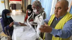 ইরাকের কিরকুক শহরে বিনামূল্যে মুখোশ বিতরণ করা হচ্ছে