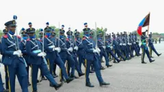 Awọn ọmọogun ofurufu kan n yan