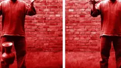 A performance Derrubando a Urna da Dinastia Han