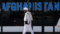 عنصر من طالبان يمشي في مطار كابل في 13 سبتمبر/أيلول 2021