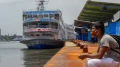 ঘরমুখো তরুণ অপেক্ষা করছে লঞ্চ ঘাটে, ৩০-০৫-২০২০।