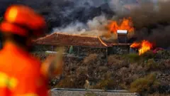 Casa sendo destruída pelo fogo em La Palma