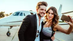 Pareja frente a avioneta