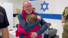 Отец обнимает Эмили
