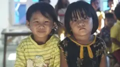 शिविरों में म्यांमार के बच्चे