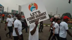 Awọn oluwọde kan pẹlu patako EFCC