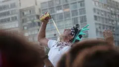 Un hombre bebe cerveza