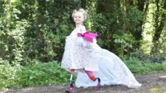 Nyuma yaho bihishuriwe ko Daisy-May Demetre azamurika imideli i New York, yatumiwe no kuyimurika i Paris