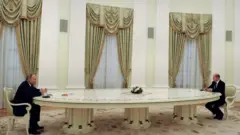 اولاف شولتز، صدراعظم آلمان، امروز سه‌شنبه در مسکو با ولادیمیر پوتین، رئیس جمهوری روسیه، دیدار کرد