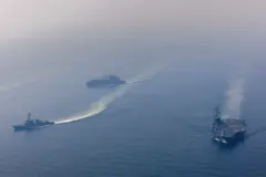 O porta-aviões USS Abraham Lincoln, da classe Nimitz, o destróier de mísseis guiados USS Frank E. Petersen Jr., da classe Arleigh Burke, e o navio cargueiro USNS Carl Brashear, da classe Lewis and Clark, navegam durante um exercício no Mar Arábico, em 6 de fevereiro de 2026.