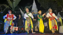 Pertunjukan sandur di Bojonegoro