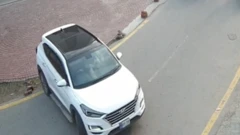 مبینہ ملزمان کی سفید رنگ کی گاڑی جو سی سی ٹی وی فوٹیج میں دیکھی جا سکتی ہے