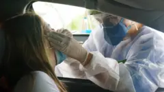 Mulher passa por exame de covid-19 dentro de carro no Paraná