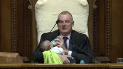 ニュージーランド議会の議長がベビーシッター