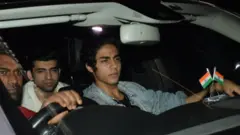 আরিয়ান খান (ব্লু জ্যাকেট পরিহিত)