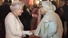 রানি এলিজাবেথ এবং বাংলাদেশের প্রধানমন্ত্রী শেখ হাসিনা