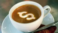 Taza de café con símbolo del dólar