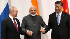 Президент Росії Володимир Путін, прем'єр-міністр Індії Нарендра Моді (у центрі) і голова КНР Сі Цзіньпін