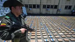 Policía con droga decomisada.
