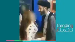 تقبيل امرأة لرجل الدين العراقي علي الشريفي ينتهي بتخليه عن عمامته