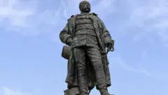 A Saint-Louis, au Sénégal, une statue du général français et administrateur colonial Louis Faidherbe.