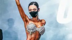 بطلة في كمال الاجسام بذراع واحدة