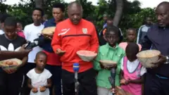 Bwana Nkurunziza pamoja na familia yake wakijiunga na wakazi wa eneo la Rutanga katika wilaya ya Gashikanwa kuombea msimu wa kilimo