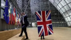 Ibendera ry'Ubwongereza ryururutswa mu yandi yo muri EU