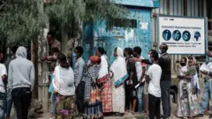 ገንዘብ ንምርካብ ኣብ ደገ ኣፌት ባንኪ ሪጋ ዝሓዙ ሰባት