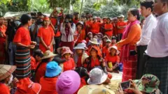 ရန်ကုန်တိုင်း‌ဒေသကြီးအစိုးရအဖွဲ့ လူဝင်မှုကြီးကြပ်ရေးနှင့် လူ့စွမ်းအားအရင်းအမြစ်ဝန်ကြီးဒေါ်မိုးမိုးစုကြည် နဲ့တိုင်ရီစက်ရုံလုပ်သားမျ