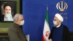 حسن روحانی رئیس جمهور و دکتر سعید نمکی وزیر بهداشت ایران در جلسه ستاد ملی مقابله با کرونا