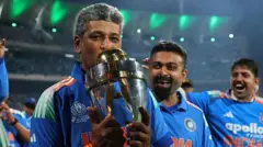 மகளிர் கிரிக்கெட் உலகக் கோப்பையுடன் அமோல் மஜும்தார்