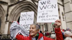 یکی از افرادی که جلوی دادگاه بعد از صدور رای خوشحال است