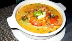 Un plato hecho con camarones y papa.