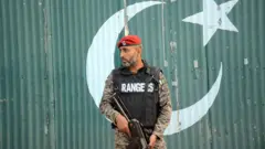 Soldado paquistanês patrulha no entorno de uma mesquita em Muridke atingida ataque de 7 de maio de 2025