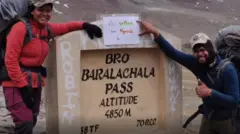 லடாக் பகுதியில் நடந்தே பயணம் செய்யும் புனே தம்பதியர்