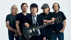 AC/DC (Soldan-sağa): Cliff Williams, Phil Rudd, Angus Young, Brian Johnson ve Stevie Young (2020)