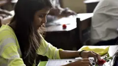 పరీక్ష రాస్తున్న అభ్యర్థులు