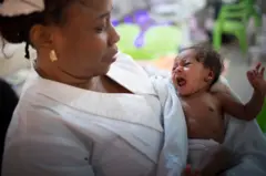 Onye nọọsụ kuu nwata a mụrụ ọhụrụ na-ebe akwa.