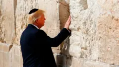 Дональд Трамп у Стены плача в 2017 году
