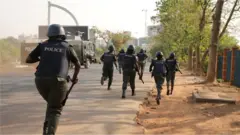 Awọn ọlọpaa n sare lọ
